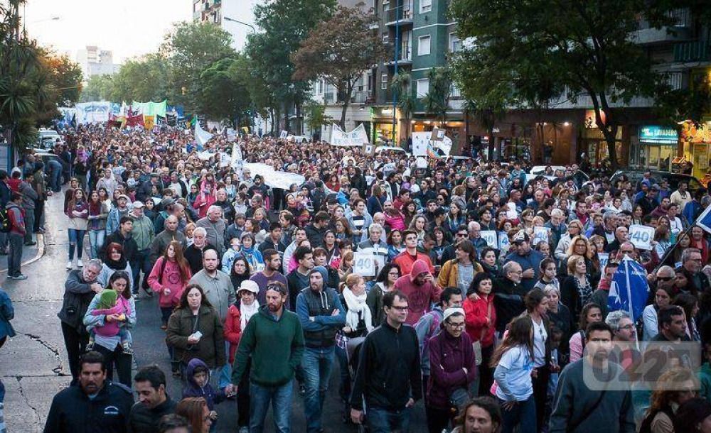 Con fuertes crticas a Macri, Mar del Plata march a 40 aos del golpe cvico militar