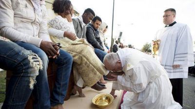 El papa Francisco les lav� los pies a refugiados de diferentes religiones