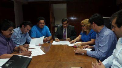 El gobierno ofreci� aumento del 30% y un pago �nico de 1000 pesos