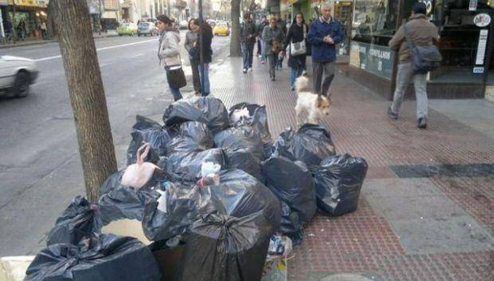 Multaron a comercios por sacar la basura el Viernes Santo