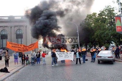 Los municipales quemaron gomas, se cruzaron con Lunghi y levantaron el acampe