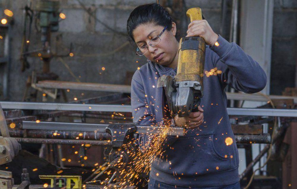 Solo 45 de cada 100 salte�as est�n insertas en el mercado laboral