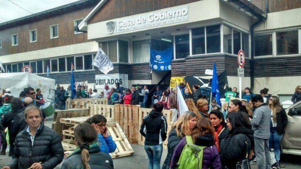 Tierra del Fuego: estatales levantaron el corte, pero an bloquean acceso a la casa de gobierno