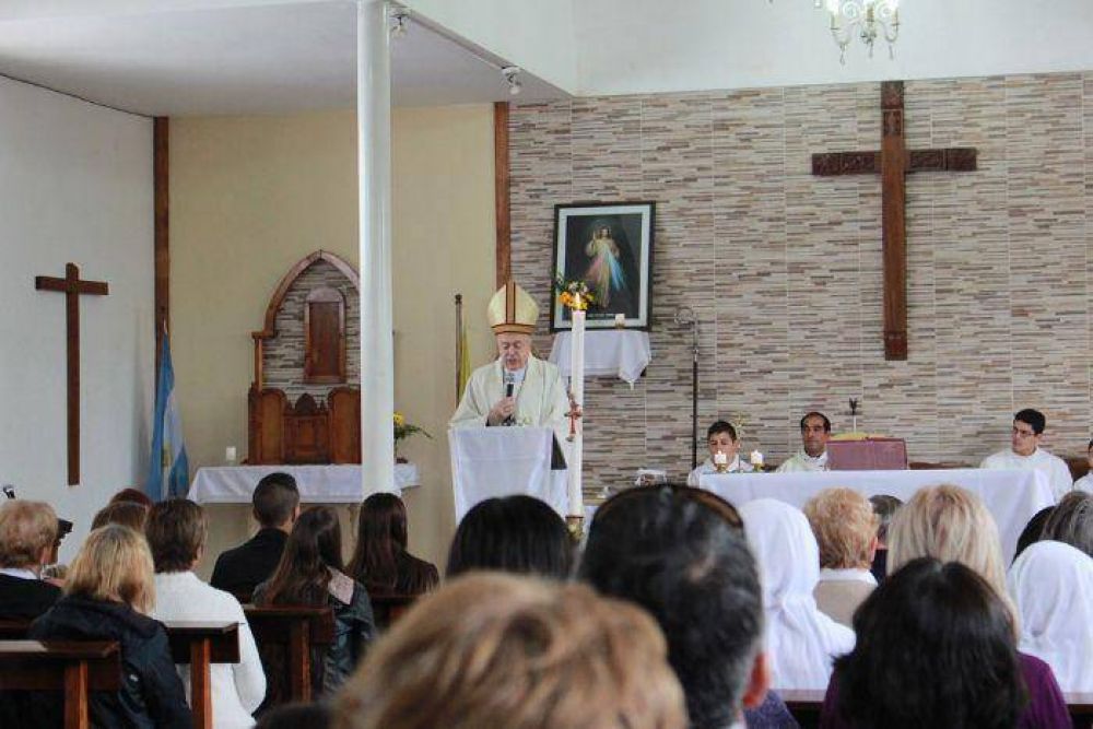Monseñor Marino presidió la misa de Pascua en la parroquia Cristo Resucitado