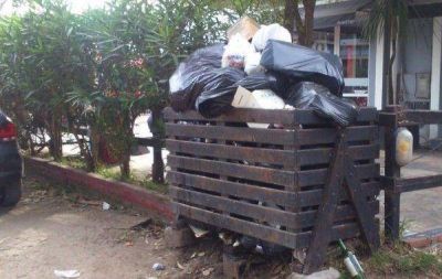 VILLA GESELL: CIUDAD TAPADA POR LA BASURA MIENTAS EL INTENDENTE BARRERA MIRA PARA OTRO LADO