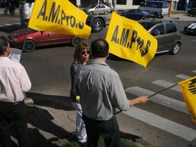 Ampros presiona para que Cornejo llame a paritarias