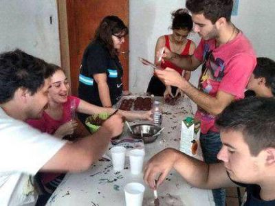 La Juventud Peronista por 4� a�o consecutivo festeja y reparte huevos de Pascua