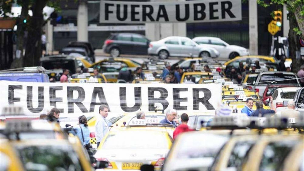 Uber en Uruguay irrita a los taxistas, preocupa al gobierno y satisface a los pasajeros