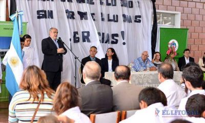 Colombi inaugur� obras en tres colegios, anunci� 30 kil�metros de ripio y un SUM