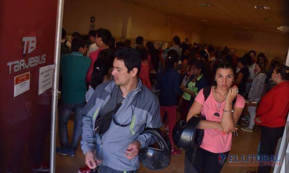 Larrea: �No vamos a restringir el uso del boleto estudiantil gratuito, vamos a controlar�