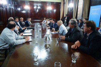 Sujarchuk negocia para que AySA brinde agua potable en Escobar