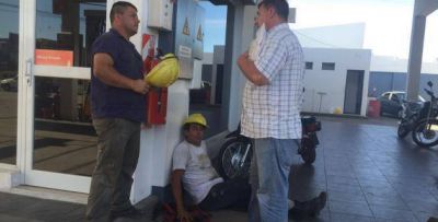 Cambio de carteler�a en la Shell y protesta de Uocra