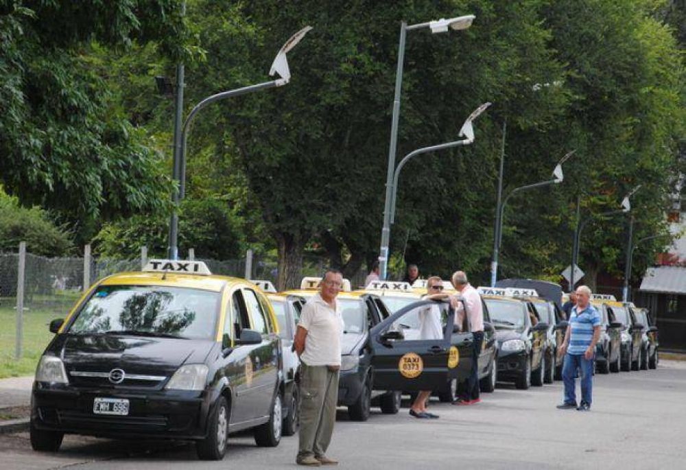Taxistas marplatenses en contra del desembarco del sistema Uber 