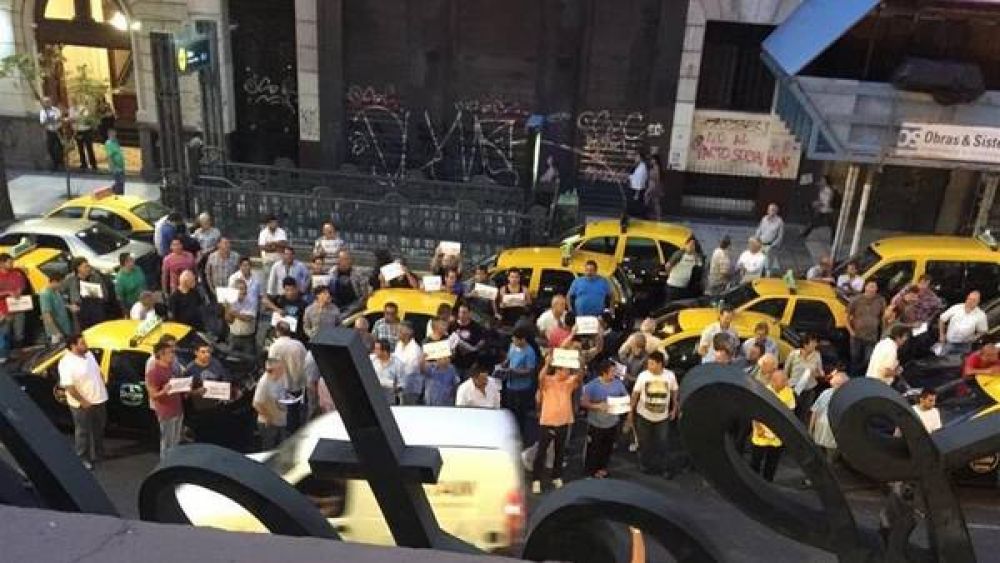 Uber les propone negociar a los taxistas: 