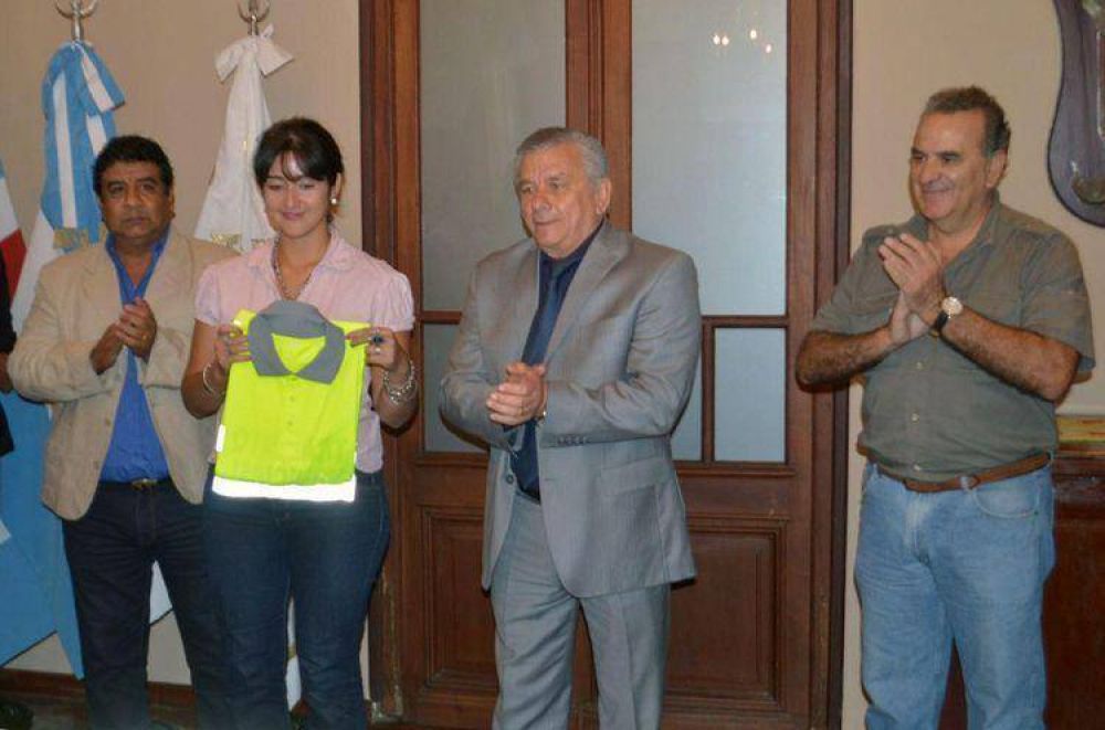Infante entreg� indumentaria a personal de Direcci�n de Tr�nsito
