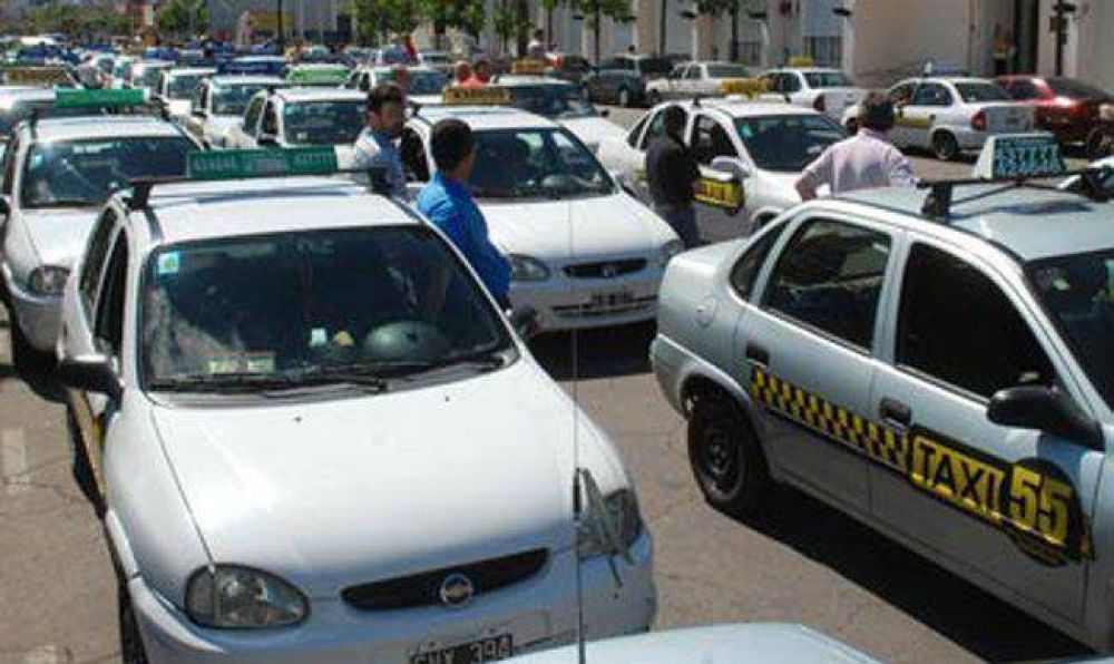 Choferes y propietarios reclaman un aumento en la tarifa de taxi