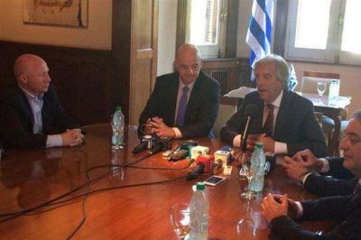 Mac Allister con el presidente de FIFA: 