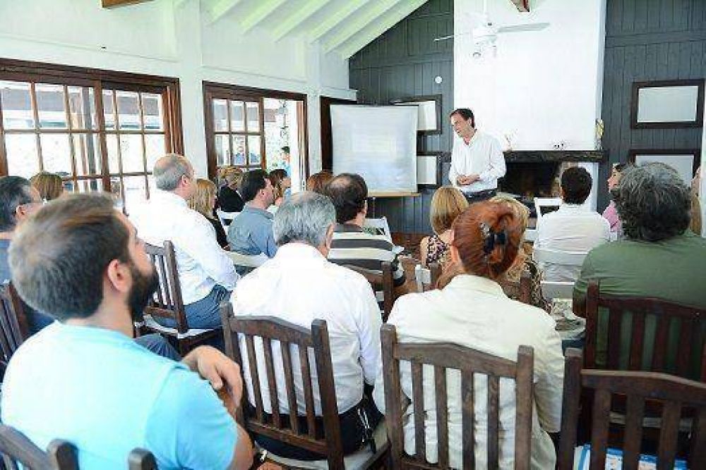 Sujarchuk se reuni� con directivos y docentes de las escuelas privadas