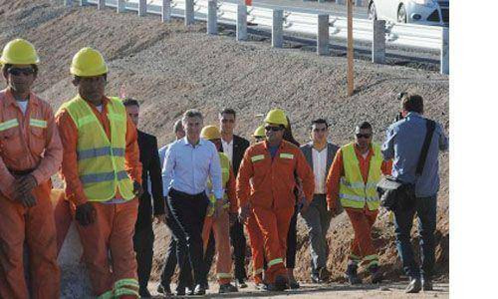 Macri inaugur un puente con promesas a largo plazo