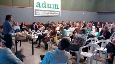 Docentes universitarios exigen llamado a paritarias y regularizaci�n del personal interino y �a t�rmino�