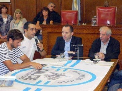 Distinguen a los marplatenses que cruzaron a nado las Islas Malvinas