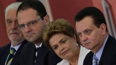 Dilma busca contra reloj rearmar su coalici�n de gobierno