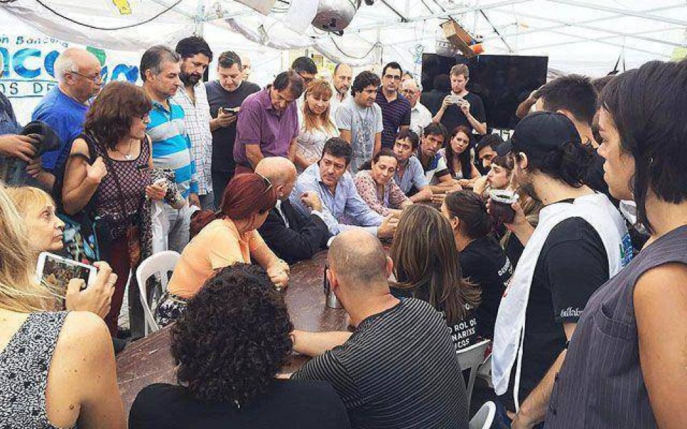 Mariotto visit� el acampe de los bancarios despedidos