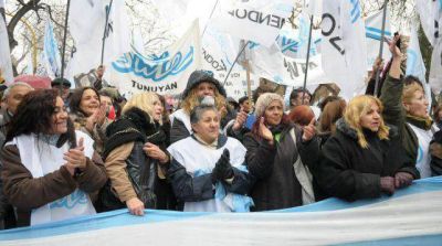Docentes p�blicos y privados llamaron a un paro para el lunes