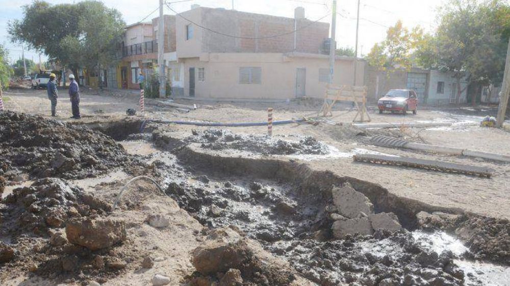 La cloaca llega al barrio pero se come una calle