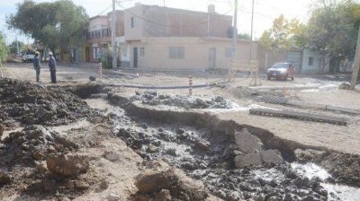 La cloaca llega al barrio pero se come una calle