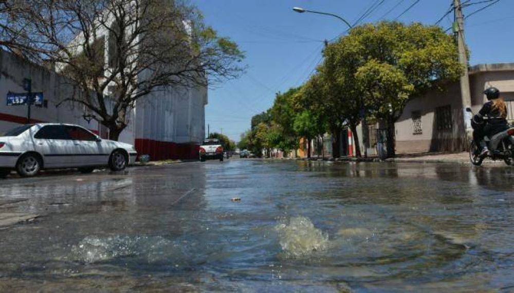 Denuncian desbordes, la Muni lo niega