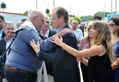 Bordet firm� el contrato para iniciar la obra de extensi�n de gas natural en Victoria