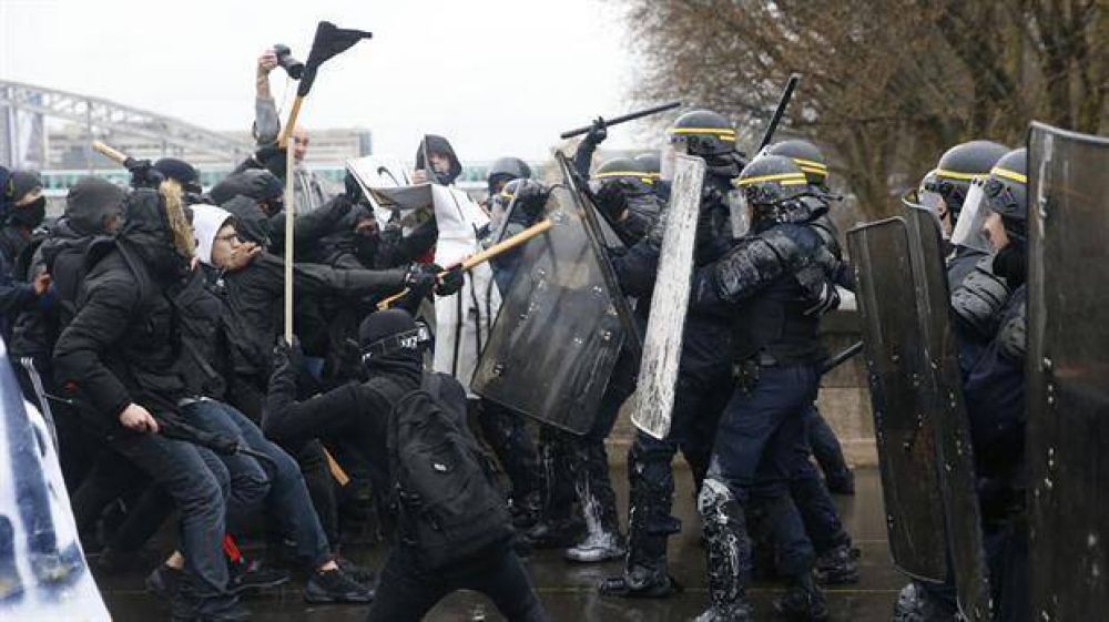 Las huelgas contra la reforma laboral debilitan a Hollande