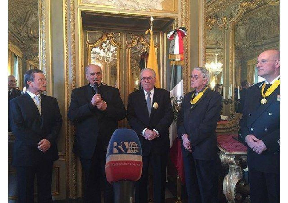 El padre Federico Lombardi recibe la condecoracin mexicana del guila Azteca