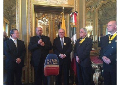 El padre Federico Lombardi recibe la condecoraci�n mexicana del �guila Azteca