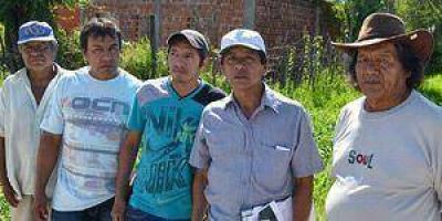 Miembros de la comunidad Qom reclaman construcci�n de viviendas