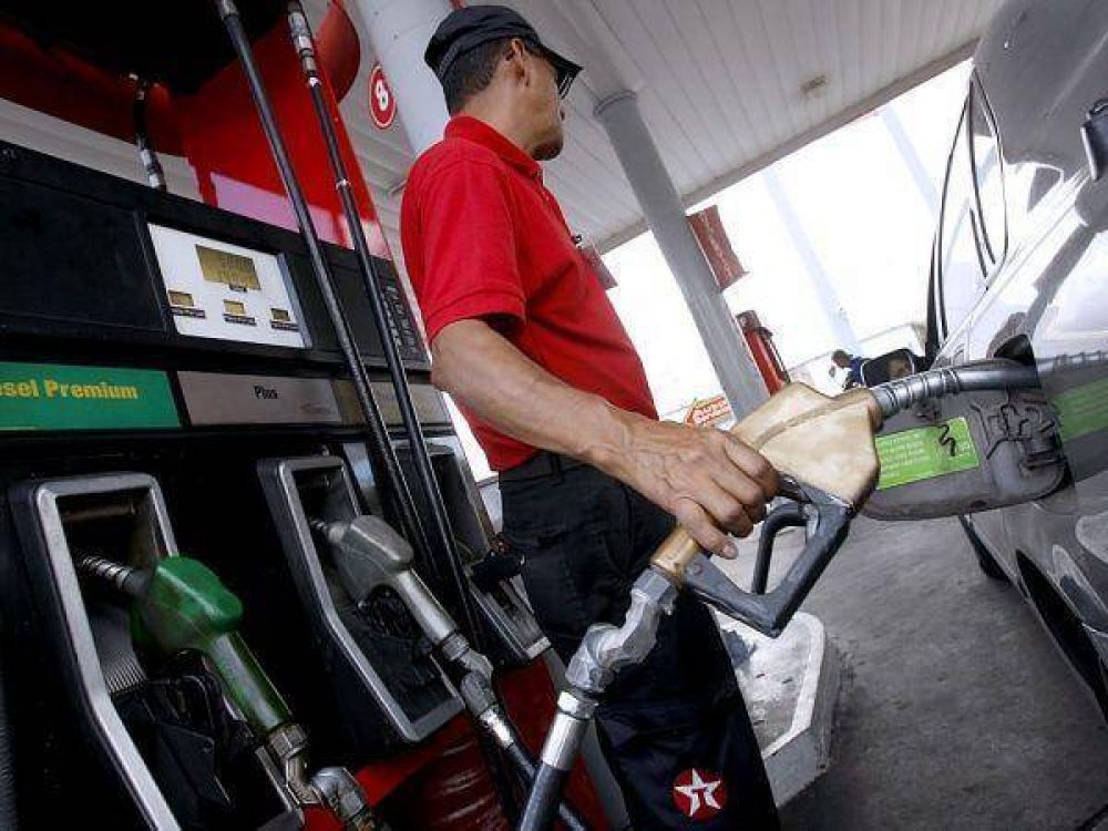 Viernes de aumentos: 300 por ciento el gas y 12 los combustibles
