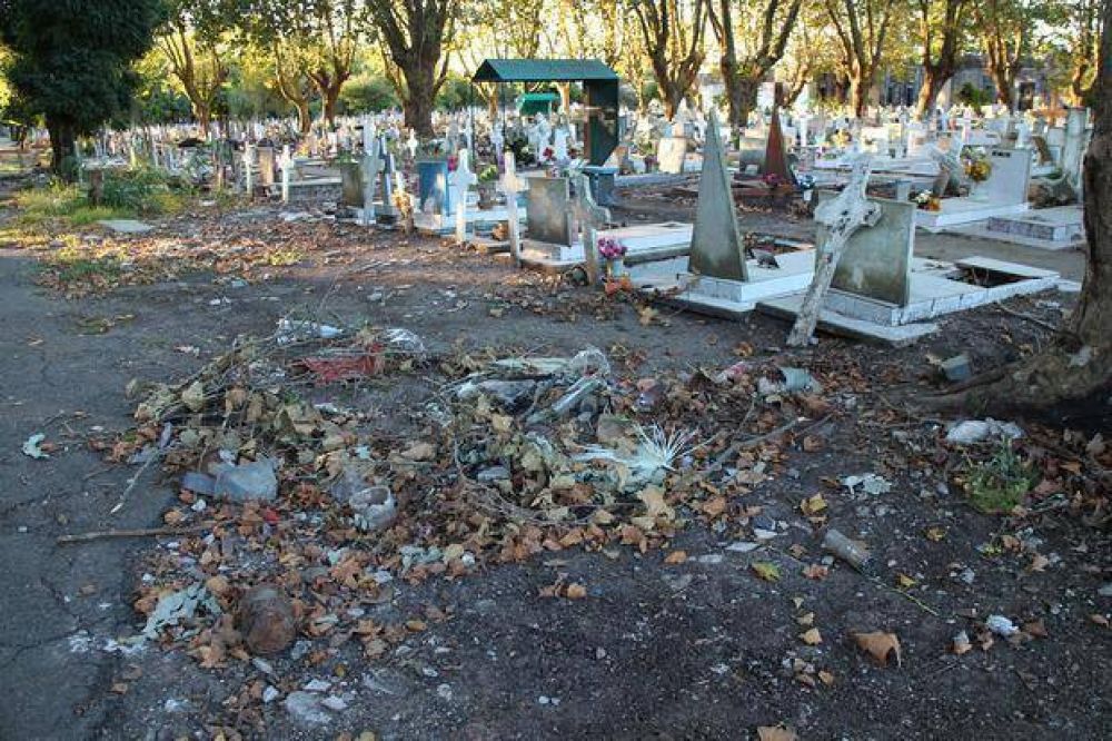 Al ruinoso estado del Cementerio, ahora se le suma la falta de agua