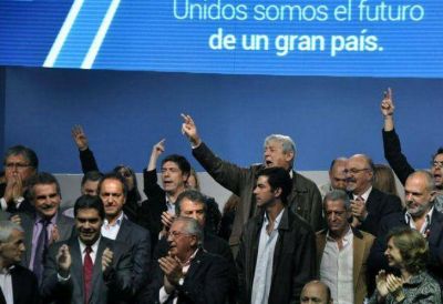 El kirchnerismo postul� su f�rmula por el PJ y desat� resistencias de todo tipo