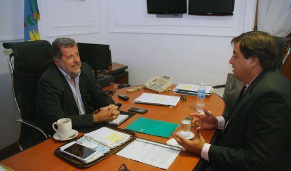 Manino Iriart y el Ministro Jorge Elustondo analizaron la problemtica portuense 