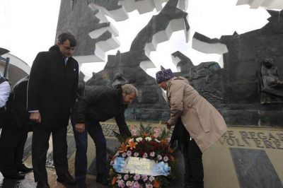 �La patria se siente mucho m�s aqu�, sostuvo Frigerio al encabezar en Ushuaia el acto por Malvinas