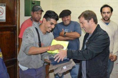 Di Cesare entreg� indumentaria a empleados municipales