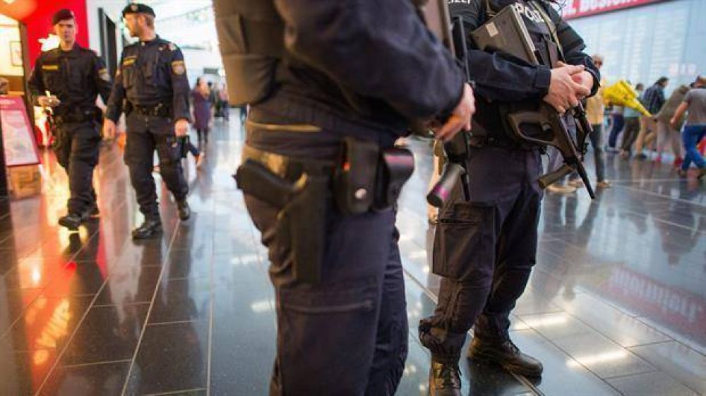 Bruselas: fuerte operativo policial en la reapertura del aeropuerto a 12 días de los ataques