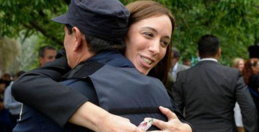 Mar�a Eugenia Vidal es custodiada por la Polic�a Metropolitana