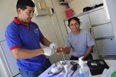 Programan operativo de salud en el barrio Industria
