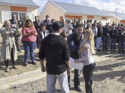 Cuarenta familias recibieron viviendas en Kil�metro 12