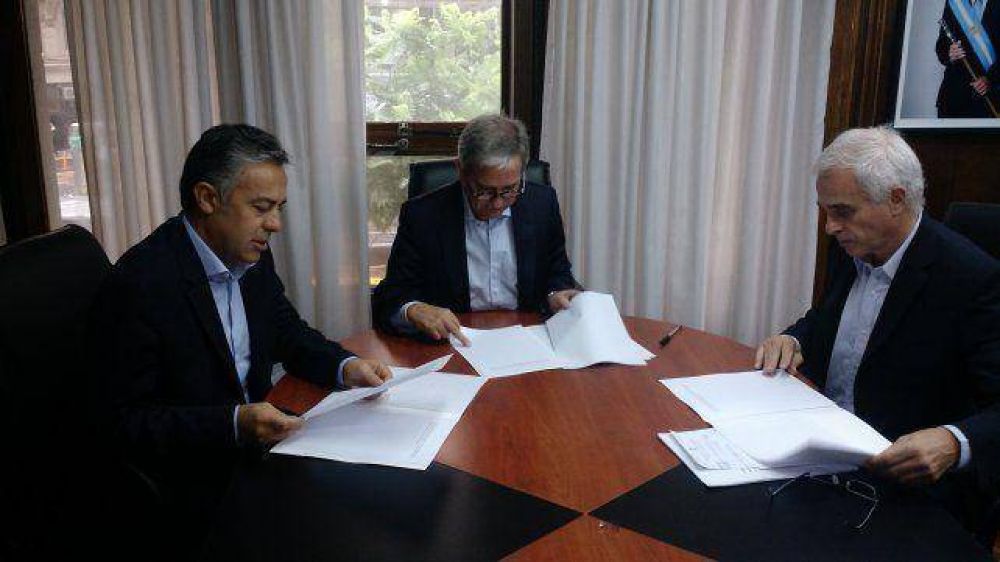 Cornejo firm� un acuerdo con el ministro de Modernizaci�n