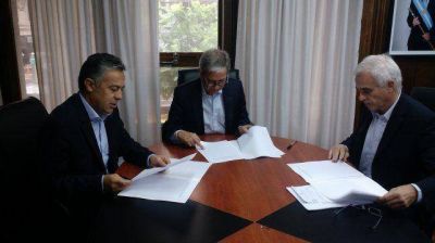 Cornejo firm� un acuerdo con el ministro de Modernizaci�n