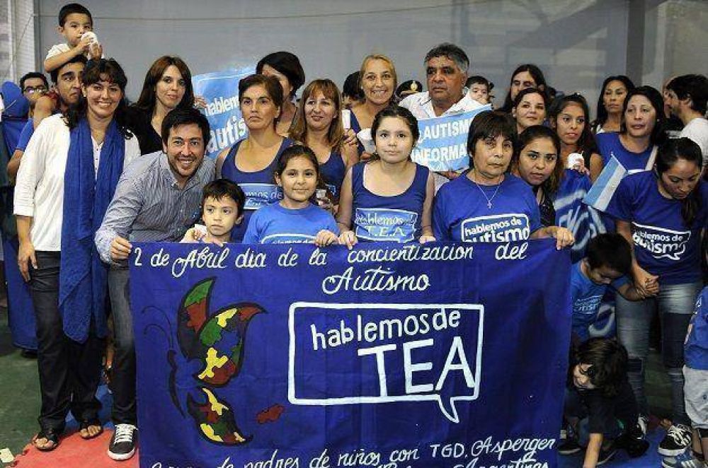 Nardini junto a padres de ni�os con autismo en Malvinas Argentinas