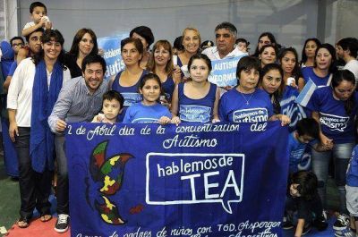 Nardini junto a padres de ni�os con autismo en Malvinas Argentinas